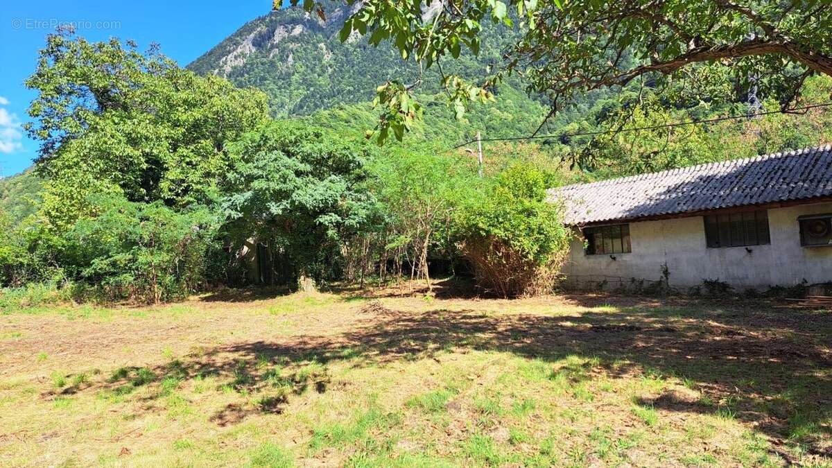 Terrain à LIVET-ET-GAVET