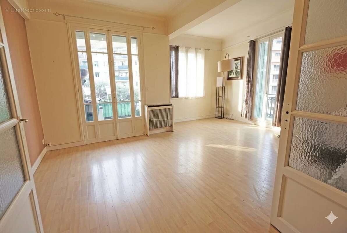 Appartement à SAINT-LAURENT-DU-VAR