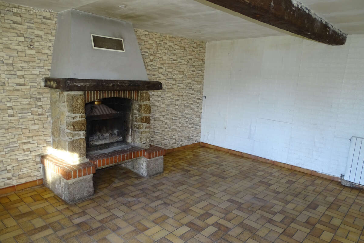 Maison à MONTSURS