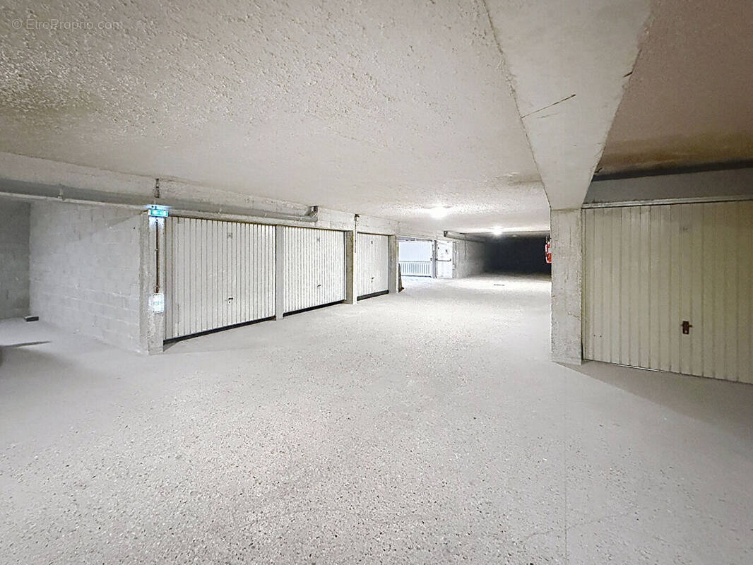 Parking à SAINT-MAUR-DES-FOSSES