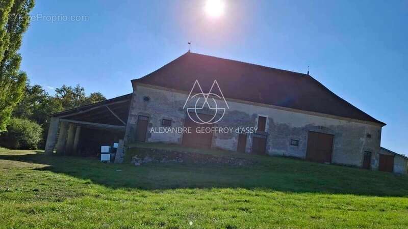 Exceptionnel château XV-XVI et XIXe avec son hameau et ses 108 hectares avec possibilité d’acheter 200ha attenants supplémentair - photo 9