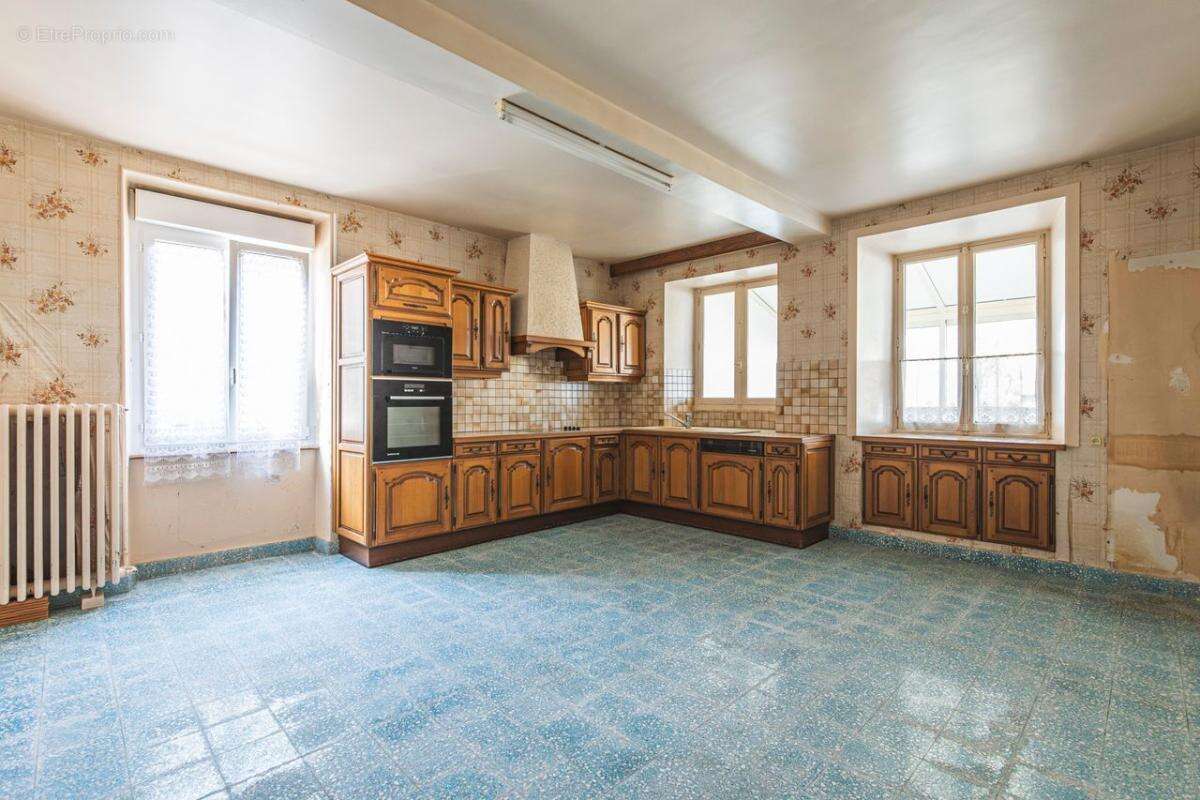 Corps de ferme, maison et dépendances - photo 2