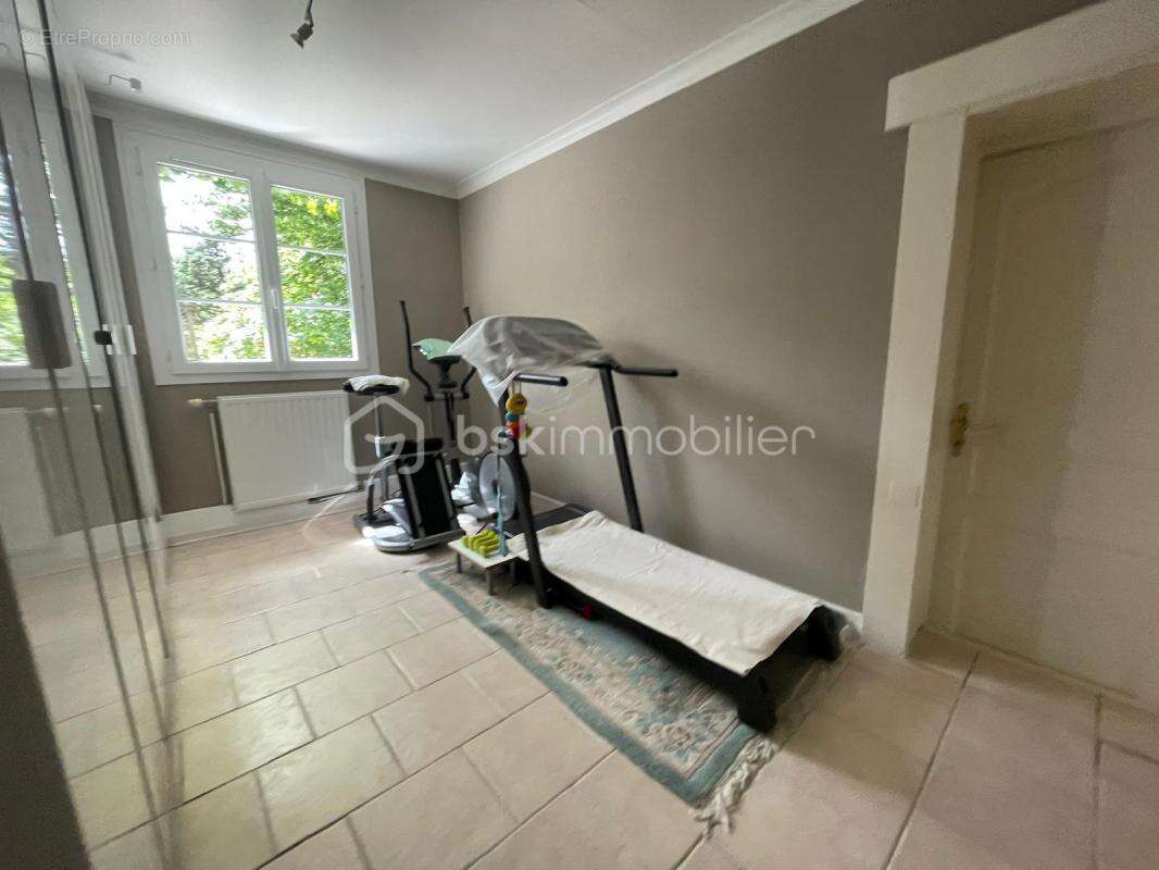Maison de 164 m² avec piscine - CHEILLE - photo 15