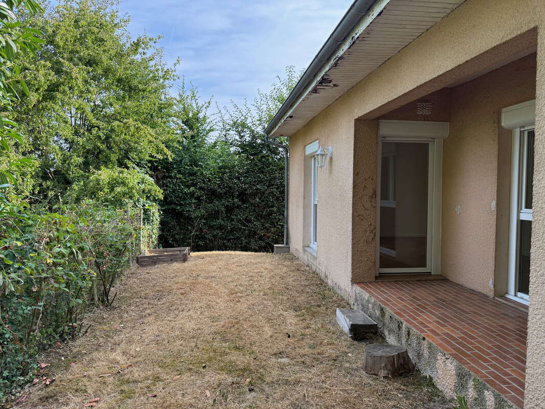 Auv 1222 : Maison de 1979, Pionsat à distance de marche, quartier arboré - photo 3