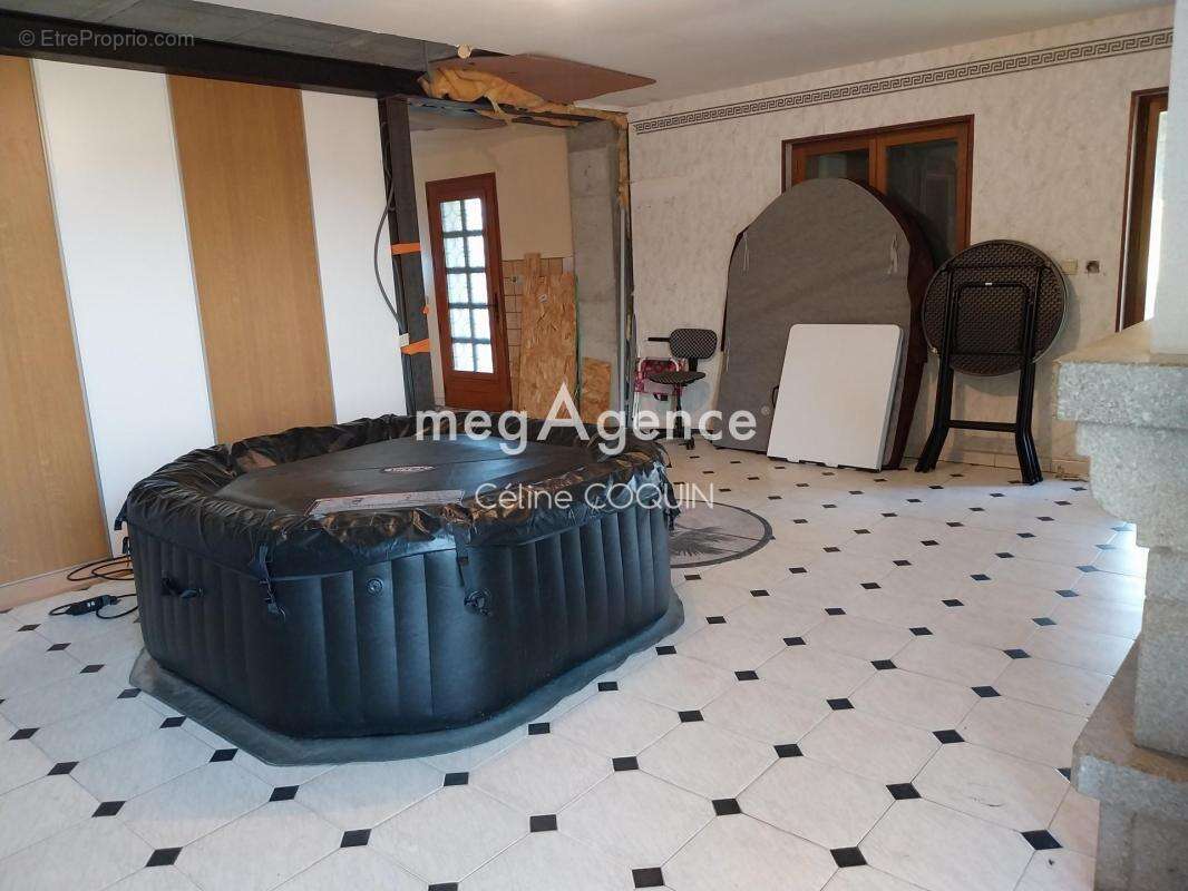 Maison à BUSSAC-FORET