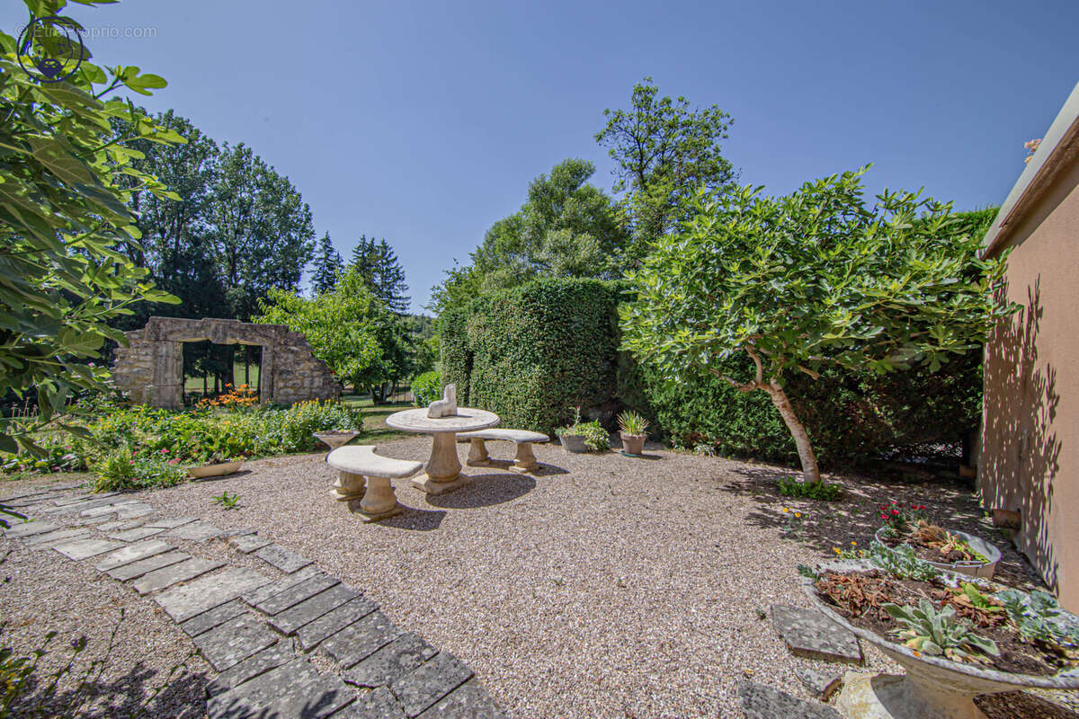 Maison avec jardin paysagé et terrasse - photo 24