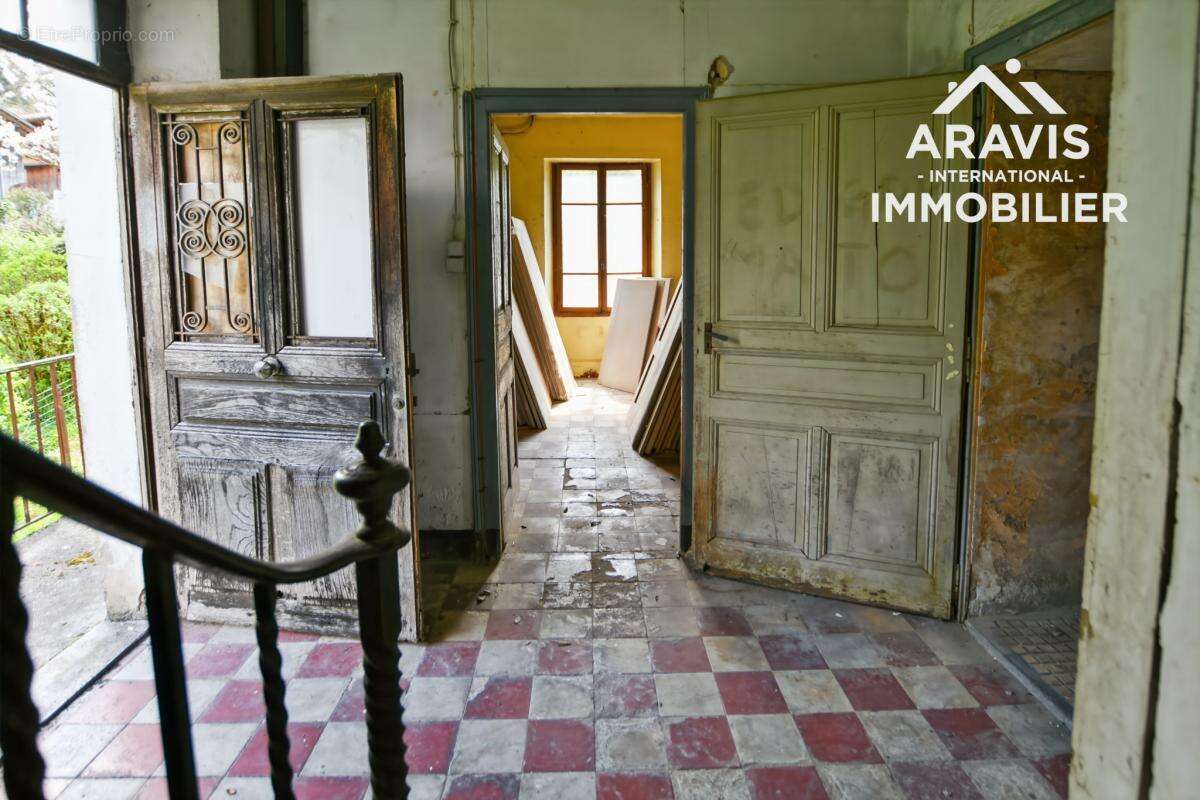 Maison à LA RIVIERE-ENVERSE