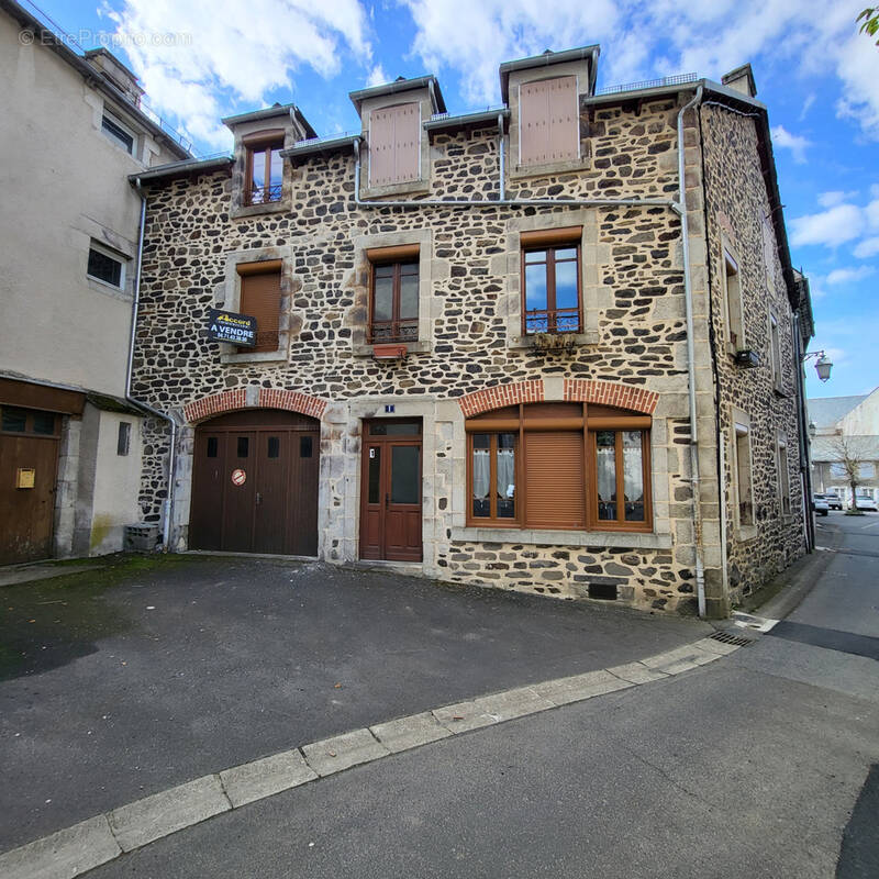 Appartement à RIOM-ES-MONTAGNES