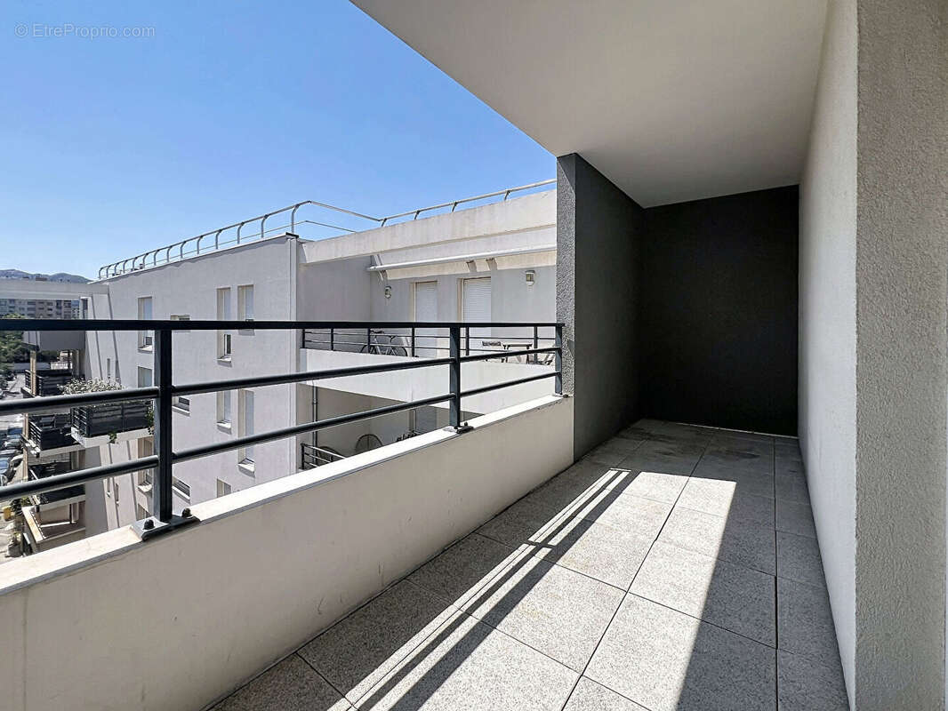 Dernier étage avec grande terrasse - Studio lumineux de 26,40 m² - Marseille 10e - photo 5