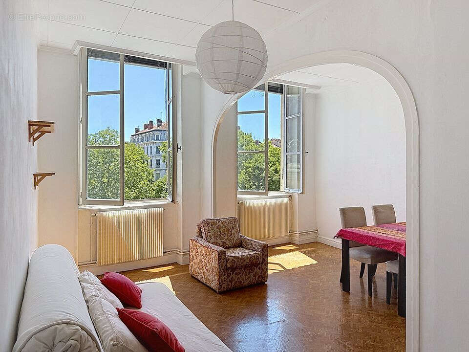 Lumineux T3, 71 m2 secteur mairie du 4 ème - photo 2