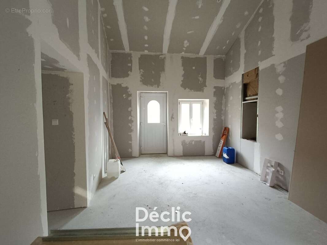 Maison en pierre 83 m² ECHALLAT 16170 - photo 3