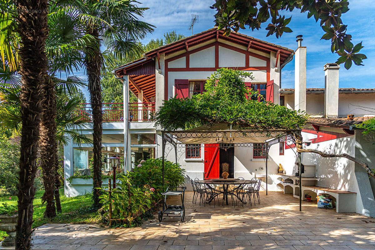 Maison de style basque alliant charme et élégance - photo 2