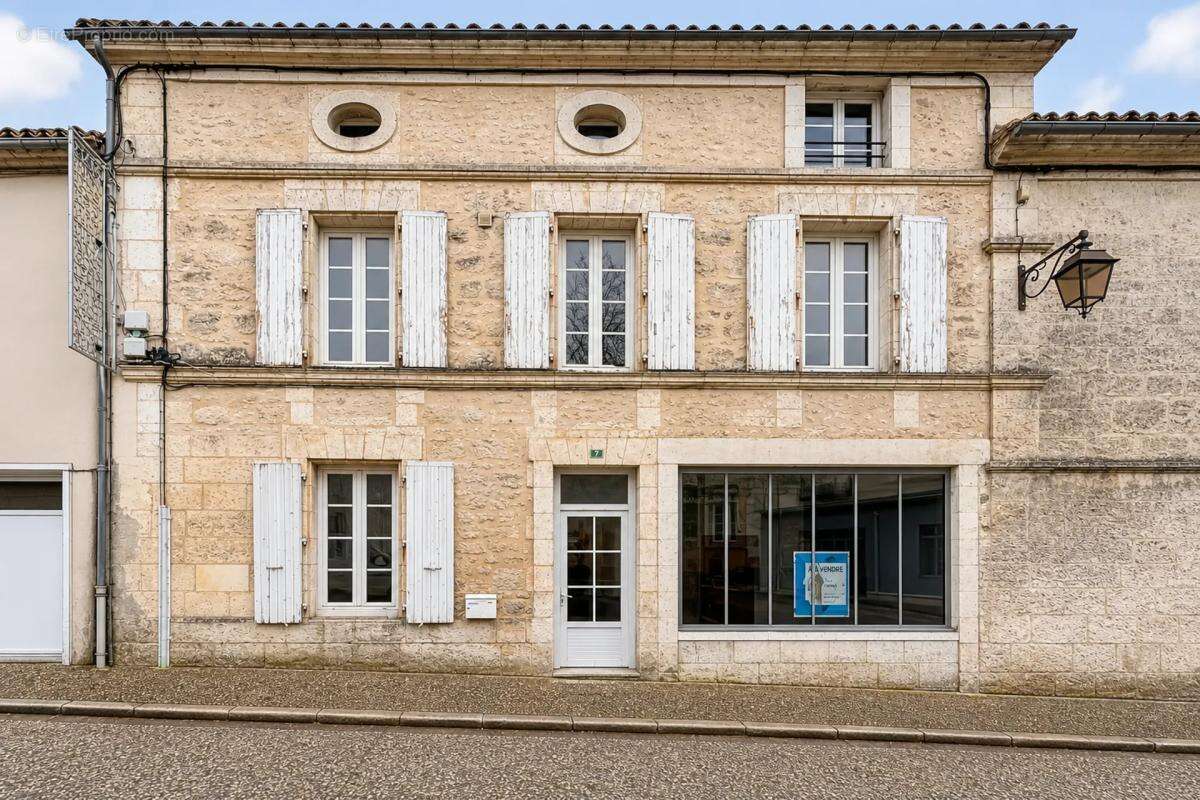 Maison spacieuse à Ronsenac, charme et confort - photo 2