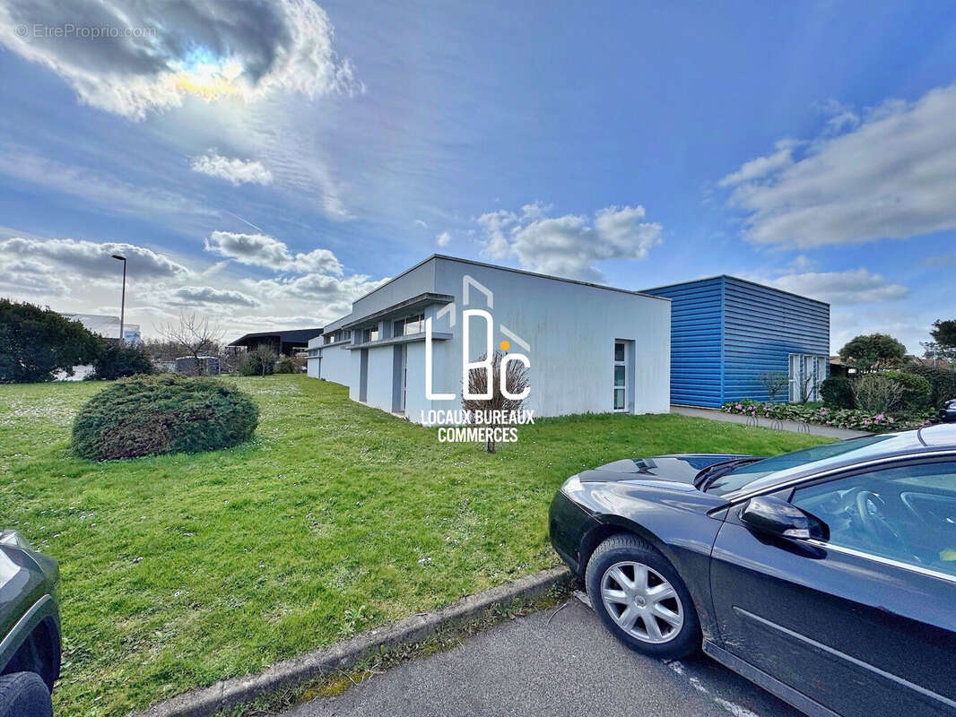 Commerce à SAINT-HILAIRE-DE-CHALEONS