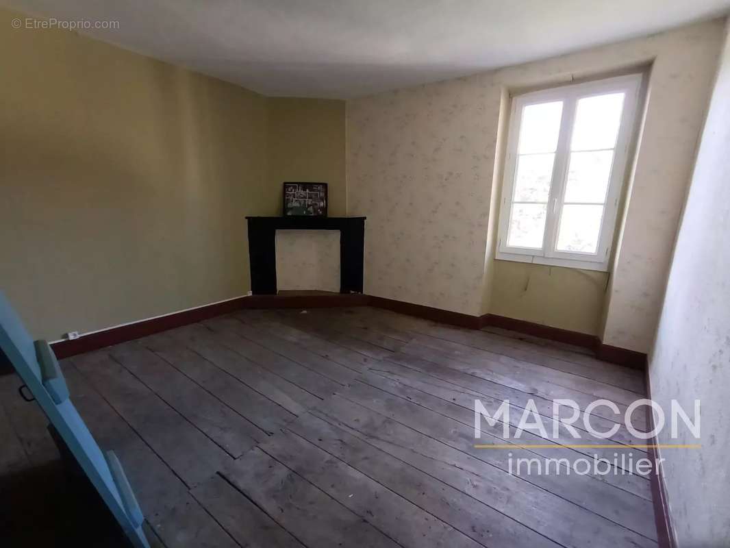 Maison à SAINT-MEDARD-LA-ROCHETTE