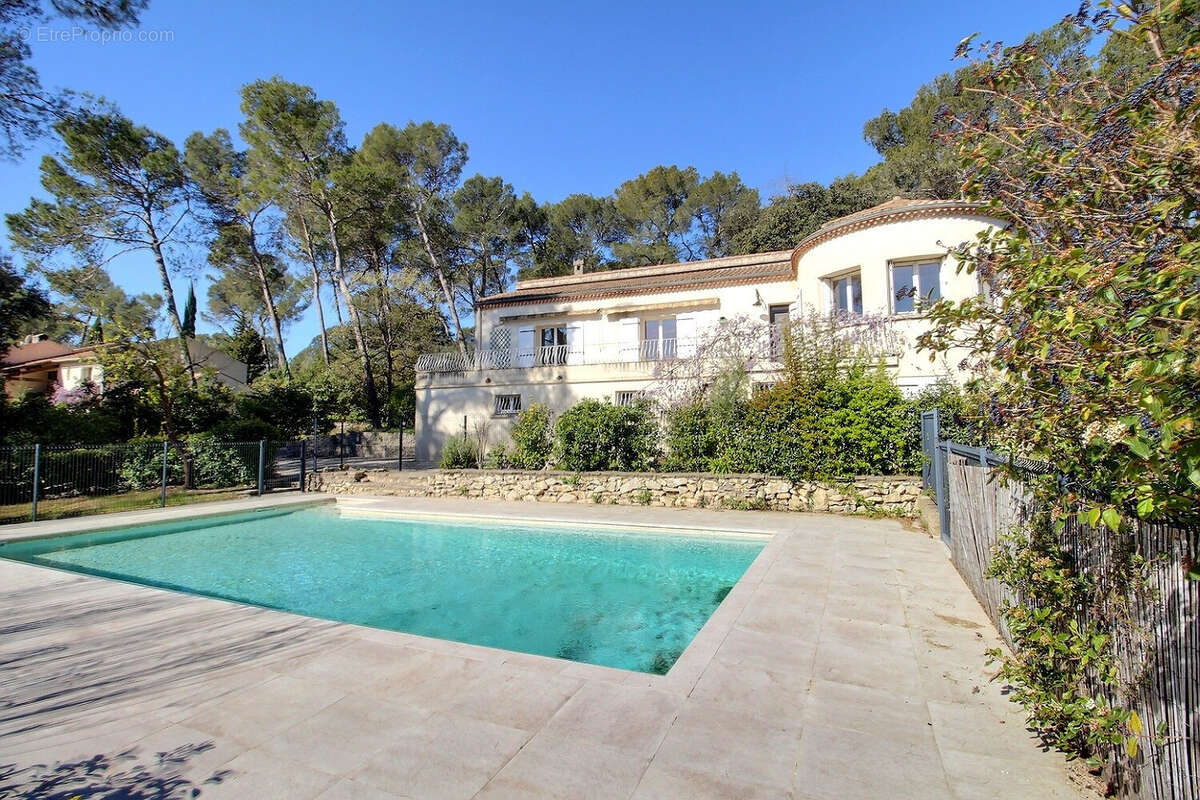 Maison à SAINT-CLEMENT-DE-RIVIERE