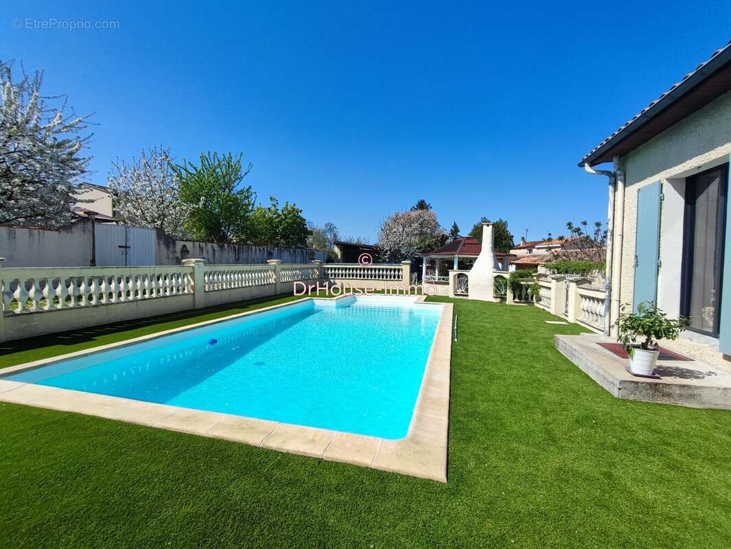 Maison à ROULLET-SAINT-ESTEPHE