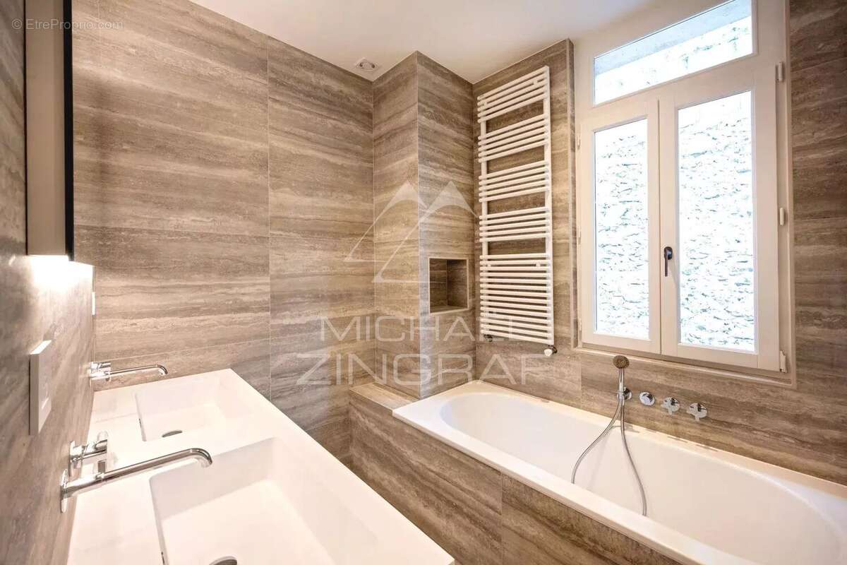 Appartement à PARIS-8E