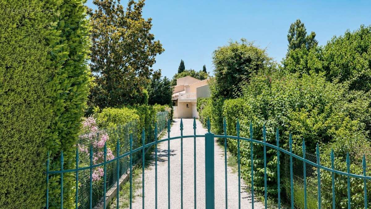 EYGUIÈRES (13)  Belle maison familiale de 165 m² avec piscine, 5 chambres, proche du centre village - photo 21