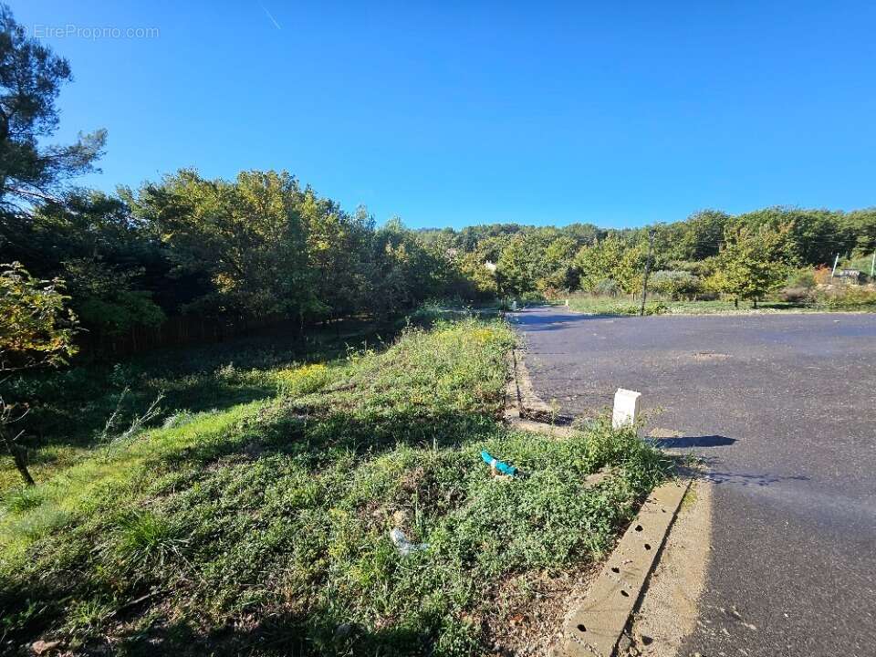 Terrain 610 m² à Greasque  - photo 4