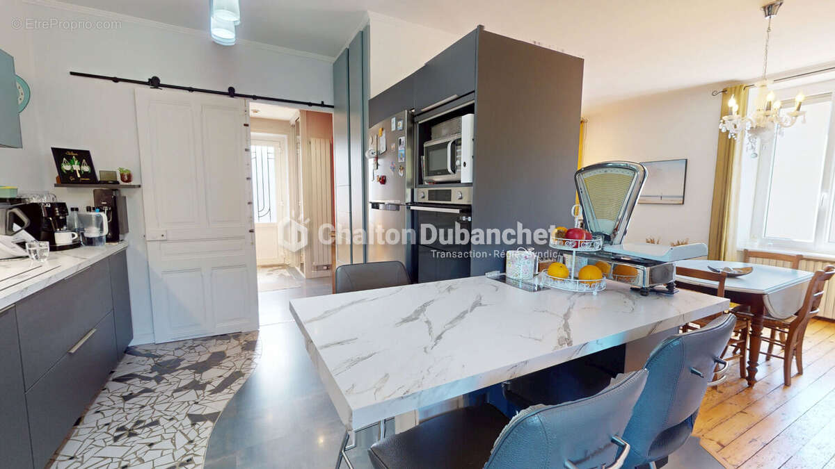 Maison à COURS-LA-VILLE