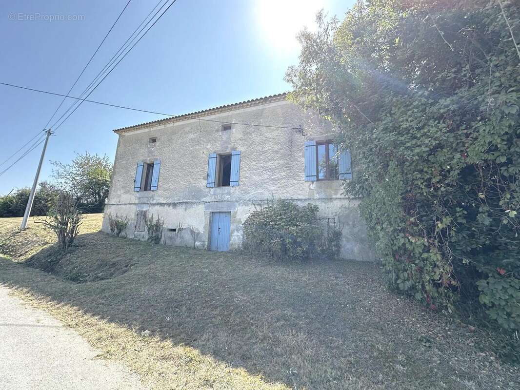 Maison à MONBAHUS