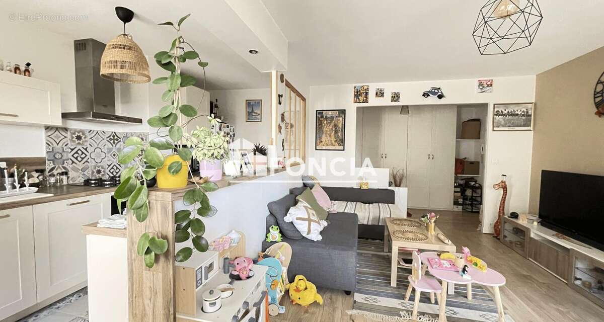 L'agence FONCIA vous propose en exclusivité : Appartement T4 au premier étage avec balcon exposé sud et sans vis-à-vis avec vue  - photo 2