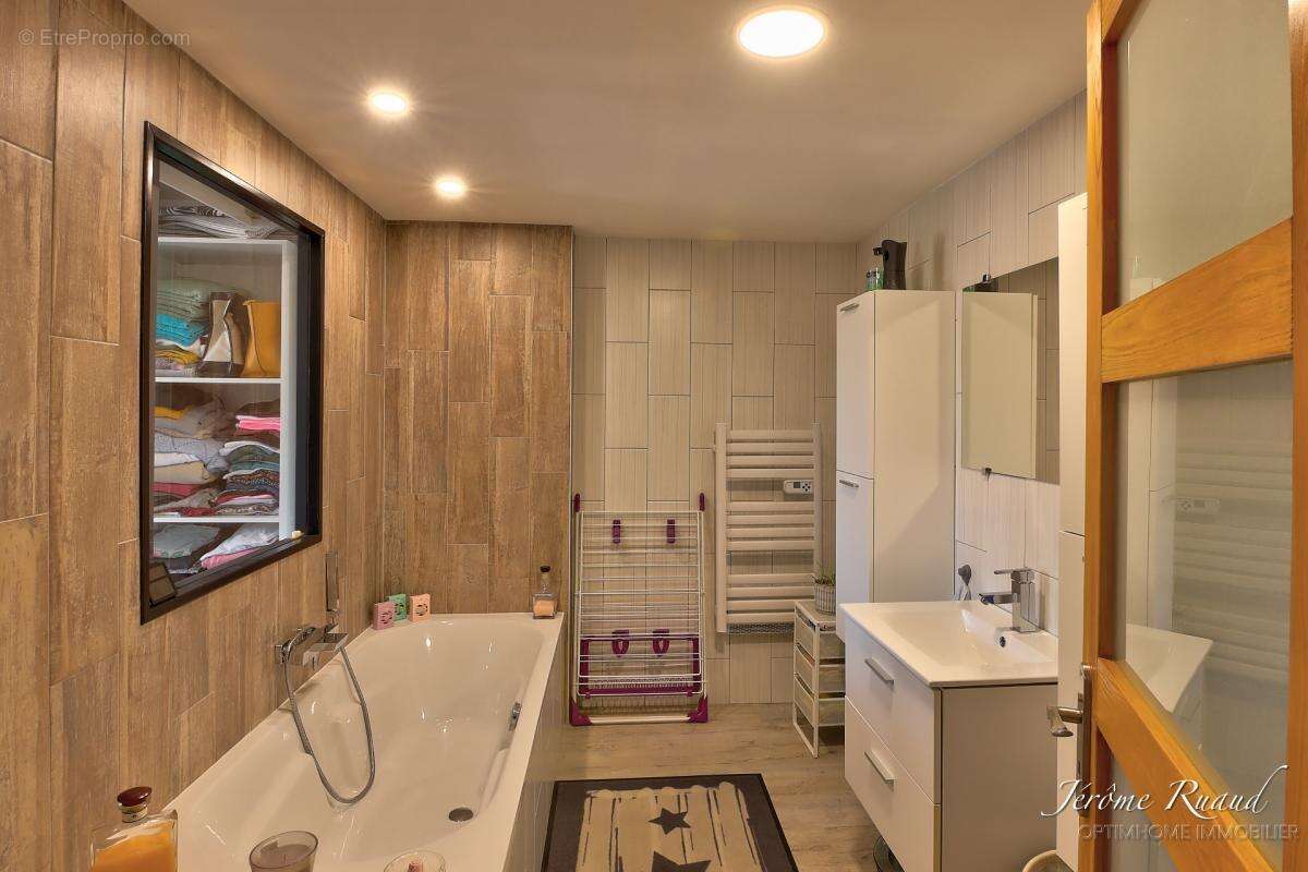 Maison de caractère rénovée de 205 m² avec jardin, bois, et grange - photo 10