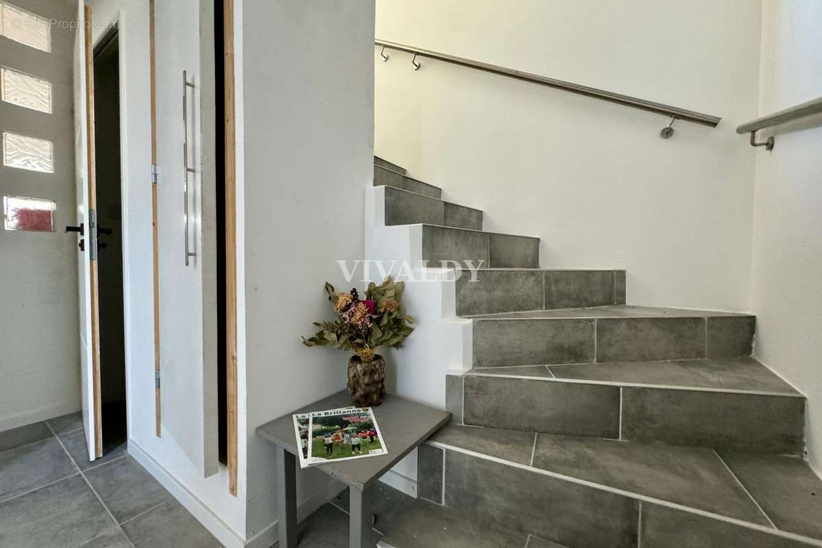 Escalier &amp; WC - Maison à LA BRILLANNE