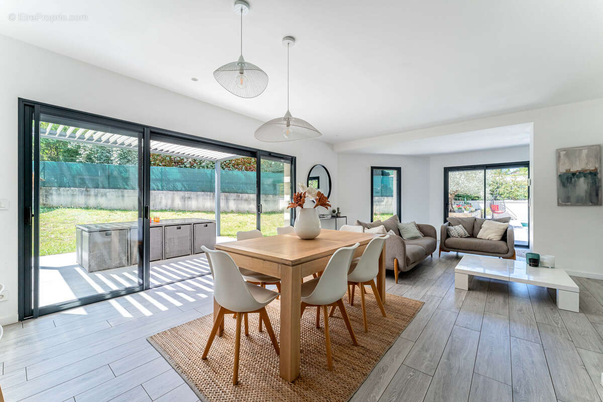 Maison à GREZIEU-LA-VARENNE