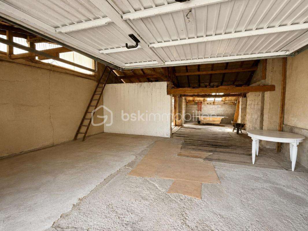 Grande maison de campagne avec plusieurs dépendances - photo 14