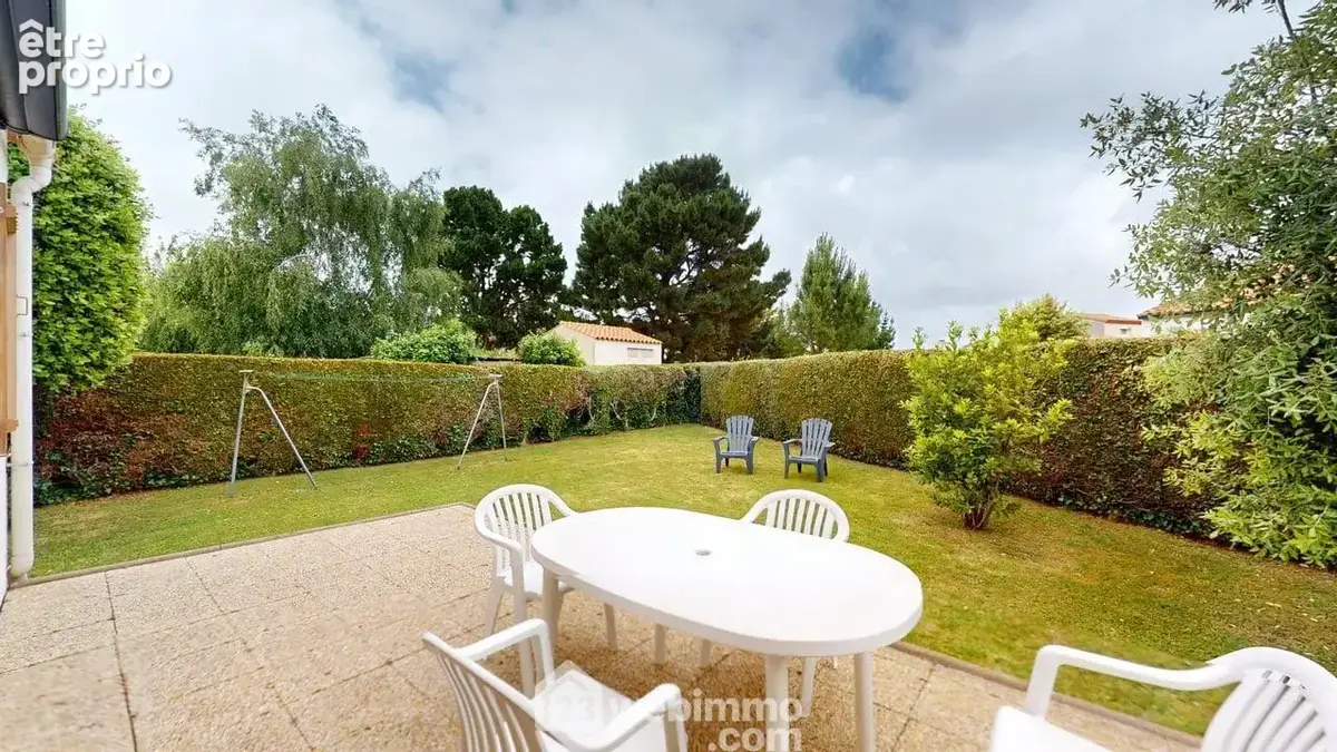 A l'arrière du terrain, une belle terrasse sans vis-a-vis