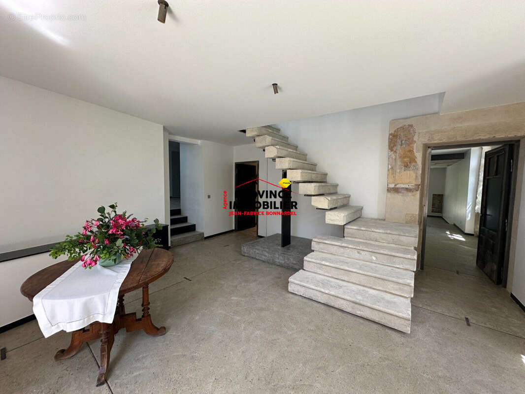 Maison 353 m² à Grignan  - photo 7