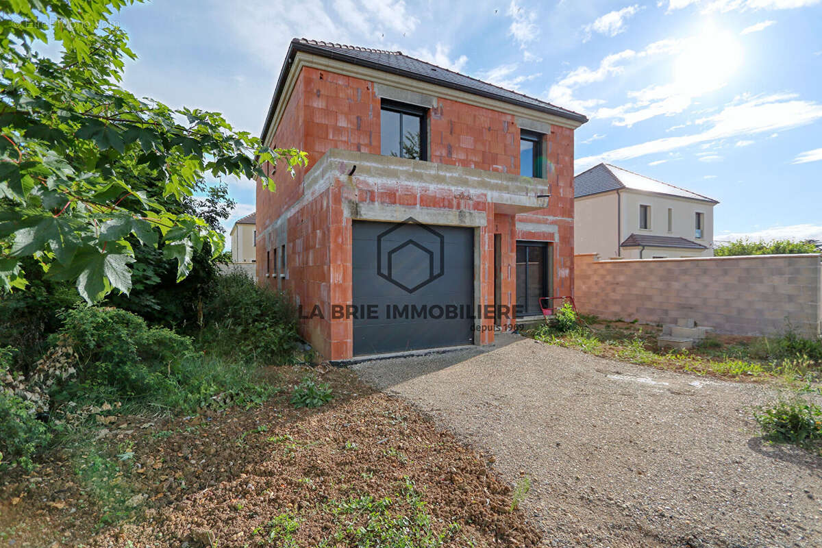 Maison à MANDRES-LES-ROSES