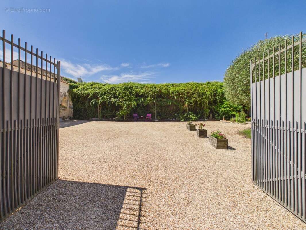Maison rénovée en gardant tous les élements de l'époque, et commerces à pied! - photo 16