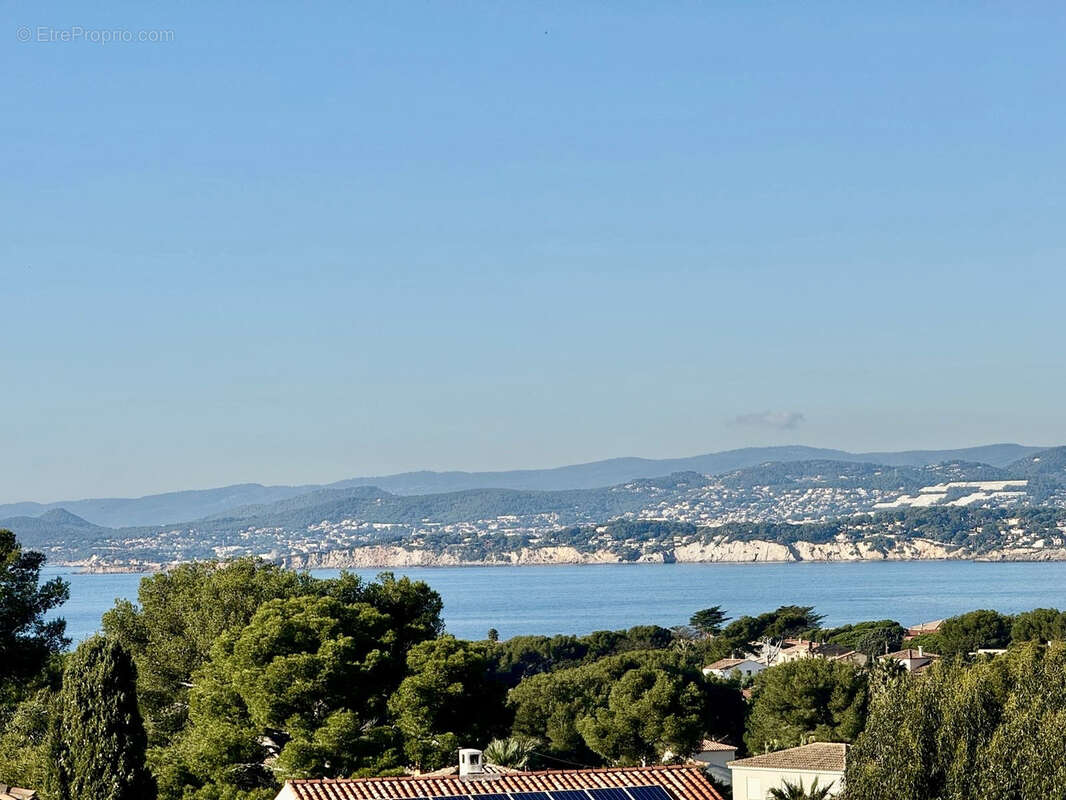 Proche du Brusc - Grande villa provençale vue mer divisée en plusieurs appartements - photo 3