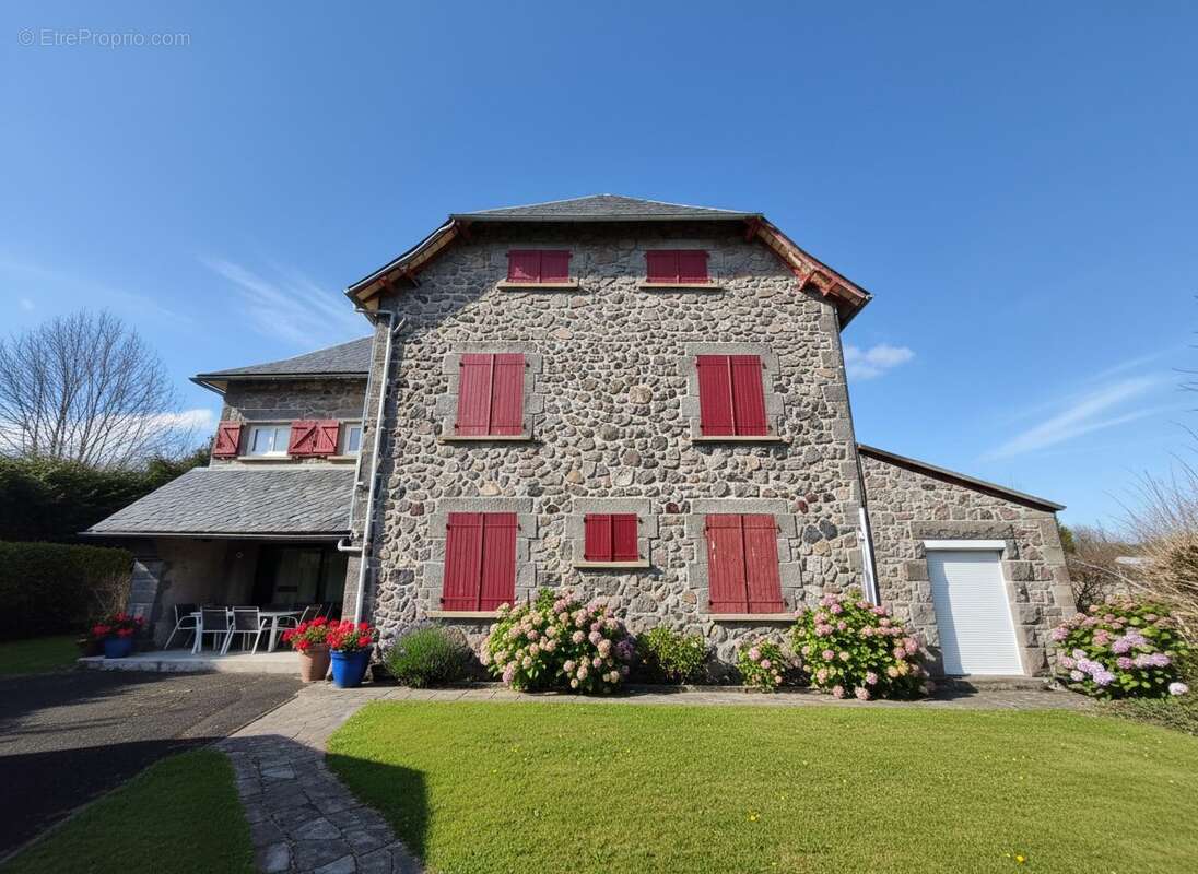 Maison à BESSE-ET-SAINT-ANASTAISE