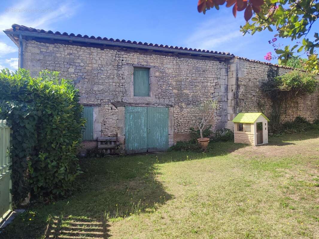 Maison 258 m² à Nieul-Le-Virouil  - photo 9