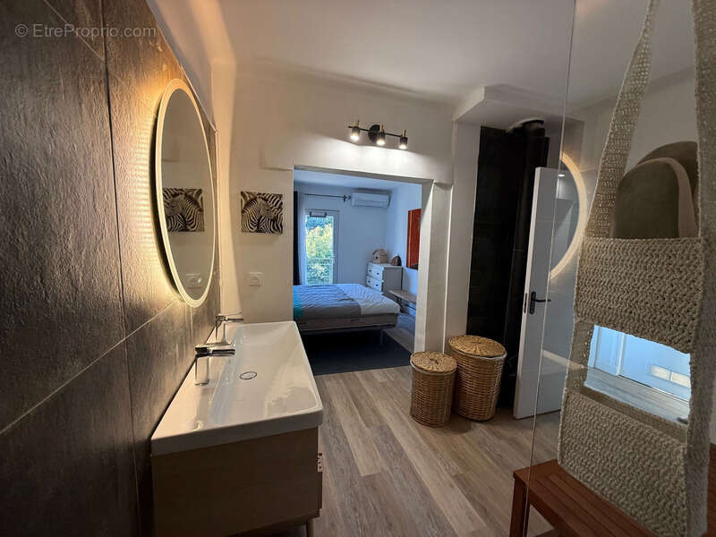 Villa rénovée vue mer à vendre LES ISSAMBRES (83) - photo 15