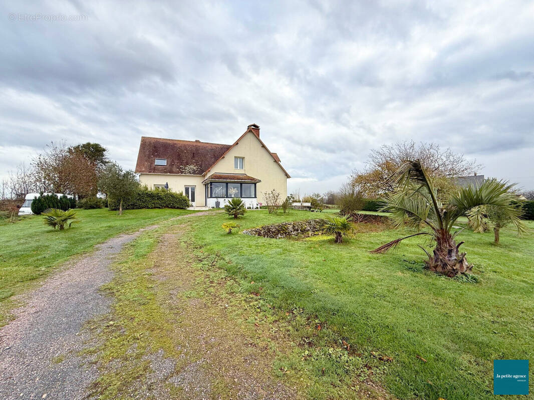 Maison à COURVAUDON