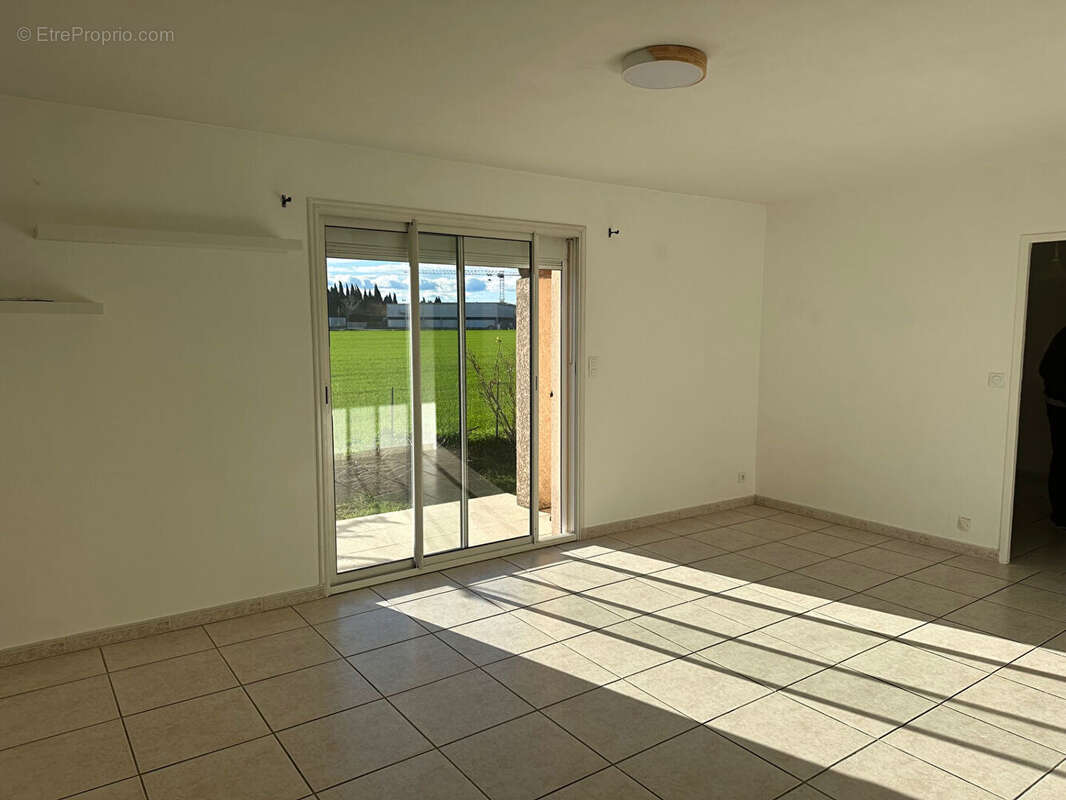 Saint Etienne du Grès : Villa de plein pied, 3 chambres, terrain 420m² - photo 6