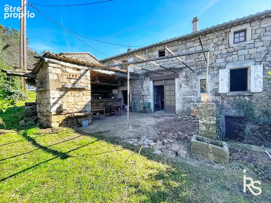 Un ensemble de deux maisons en pierre A RENOVER de 221 m2, 8,78 ha de terrain dont 3440 m2 proche. - photo 2
