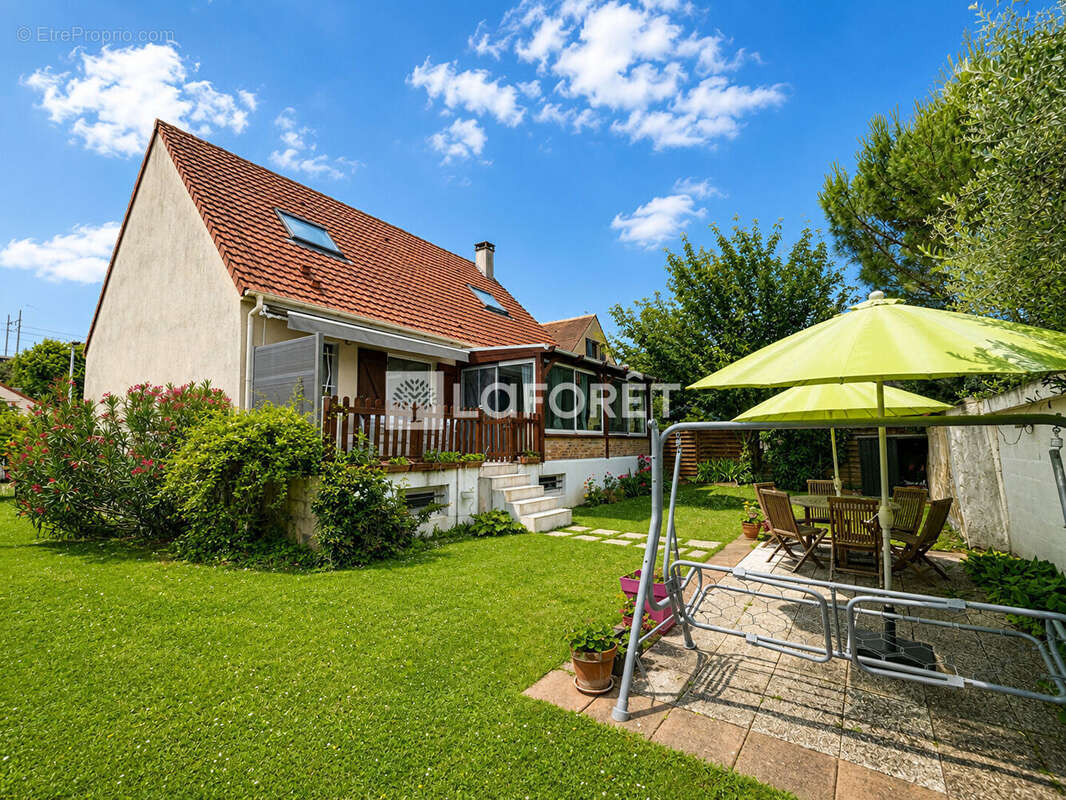 Aux portes du Vésinet, découvrez cette maison familiale offrant 5 chambres, une chambre de plain-pied et un espace indépendant. - photo 2
