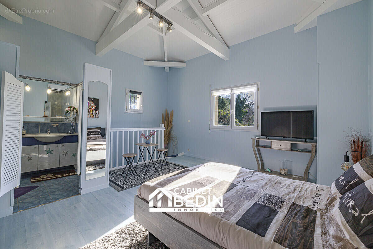Maison 259 m² à Targon  - photo 4