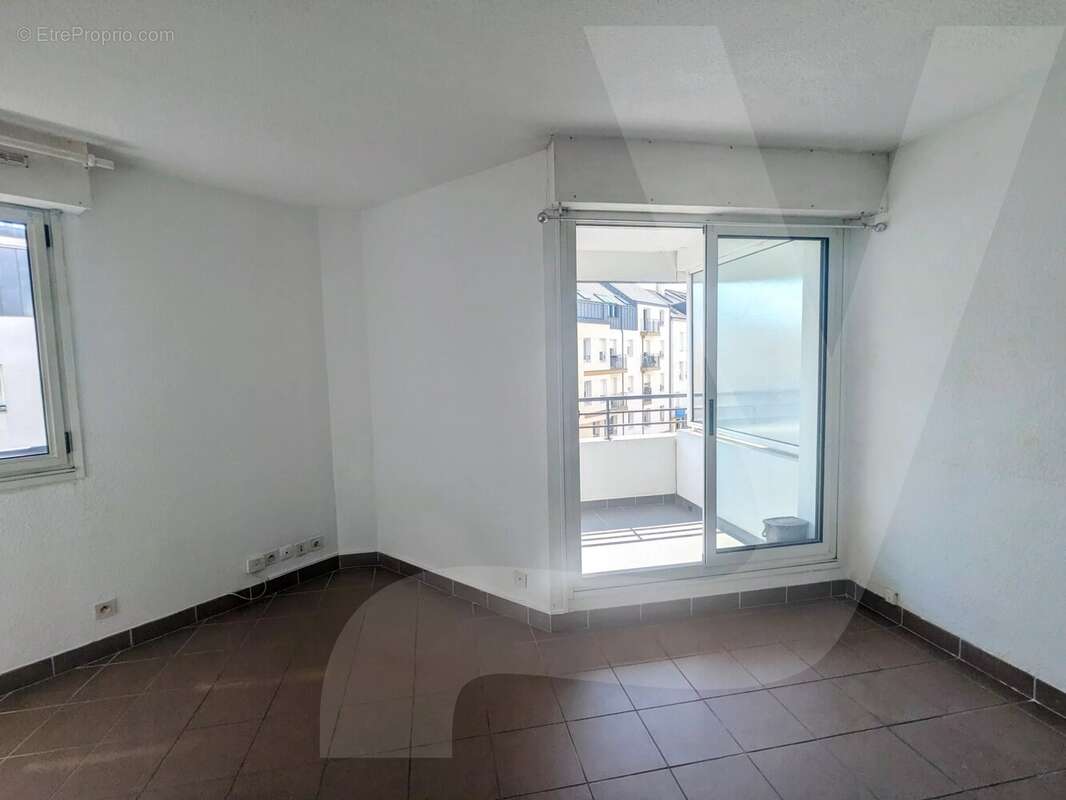 Studio de 19 m² avec balcon exposé sud-ouest, accompagné de deux places de parking, situé Avenue du Parc de Procé. - photo 5