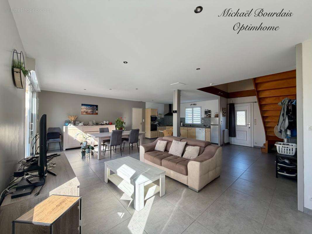 EXCLUSIVITÉ – LE LUDE – Maison 4 chambres - Vie de plain-pied - 3 garages - Terrain clos - Centre-ville à pied - photo 6