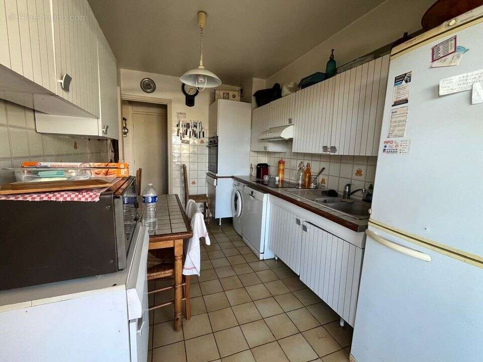 CUISINE SÉPARÉE DONNANT SUR LA TERRASSE - Appartement à CAGNES-SUR-MER