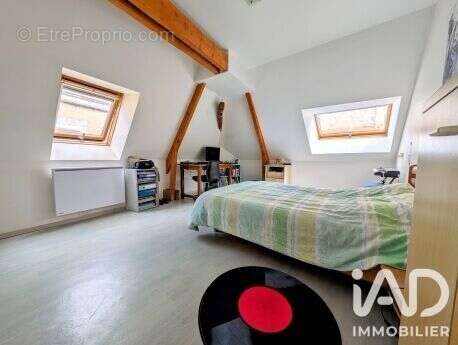 Maison 248 m² à Yvre-Le-Polin  - photo 9