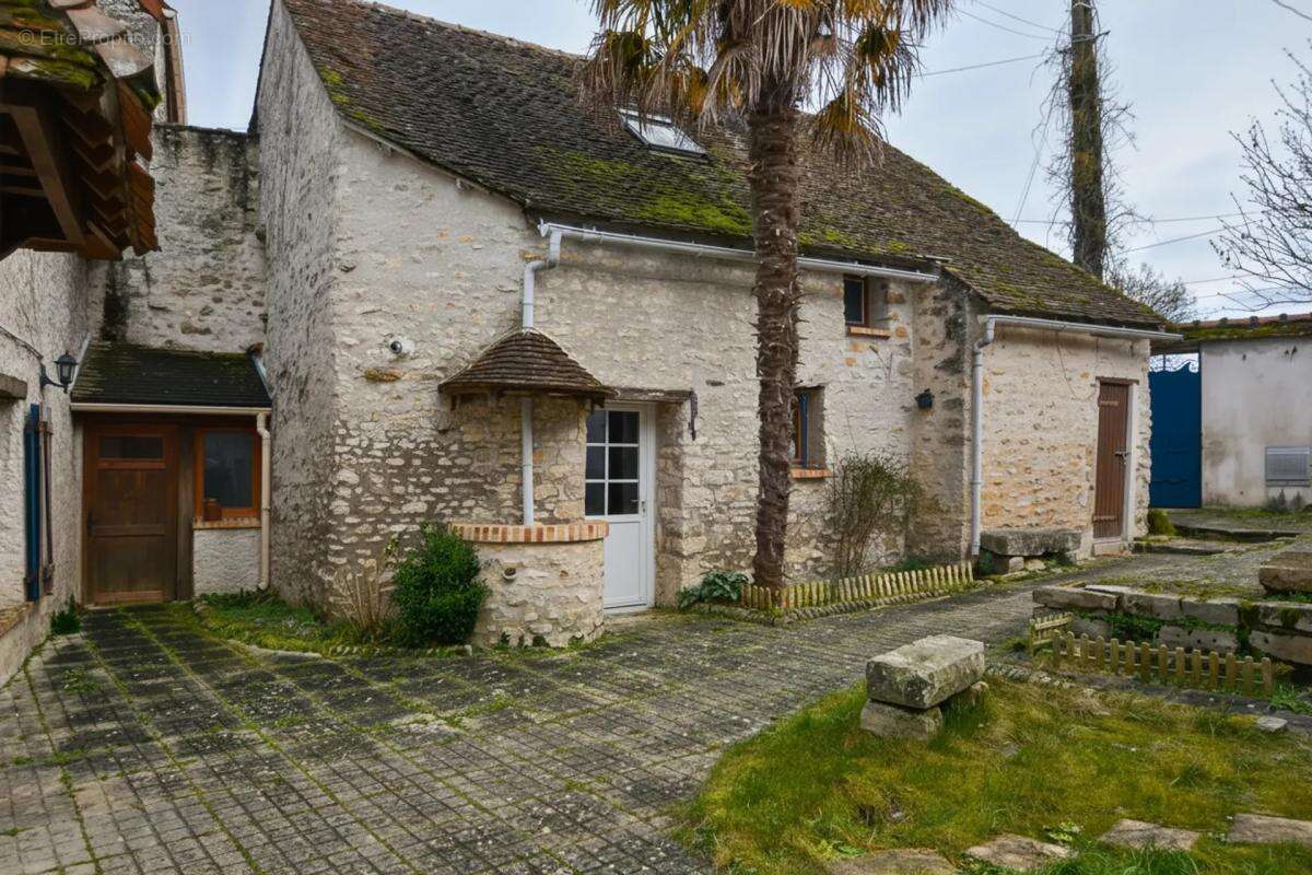 Maison à BRIARRES-SUR-ESSONNE