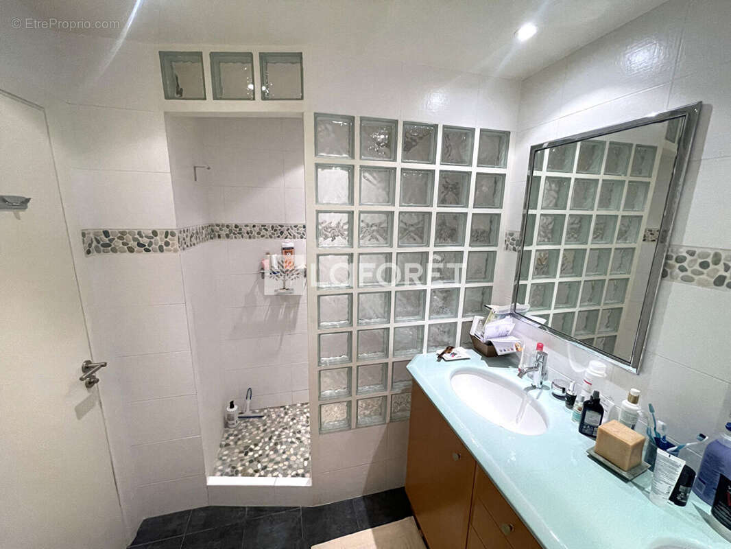 Appartement à SAINT-LAURENT-DU-VAR